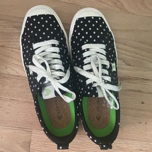 Cariuma polka dot tennis shoes 9.5